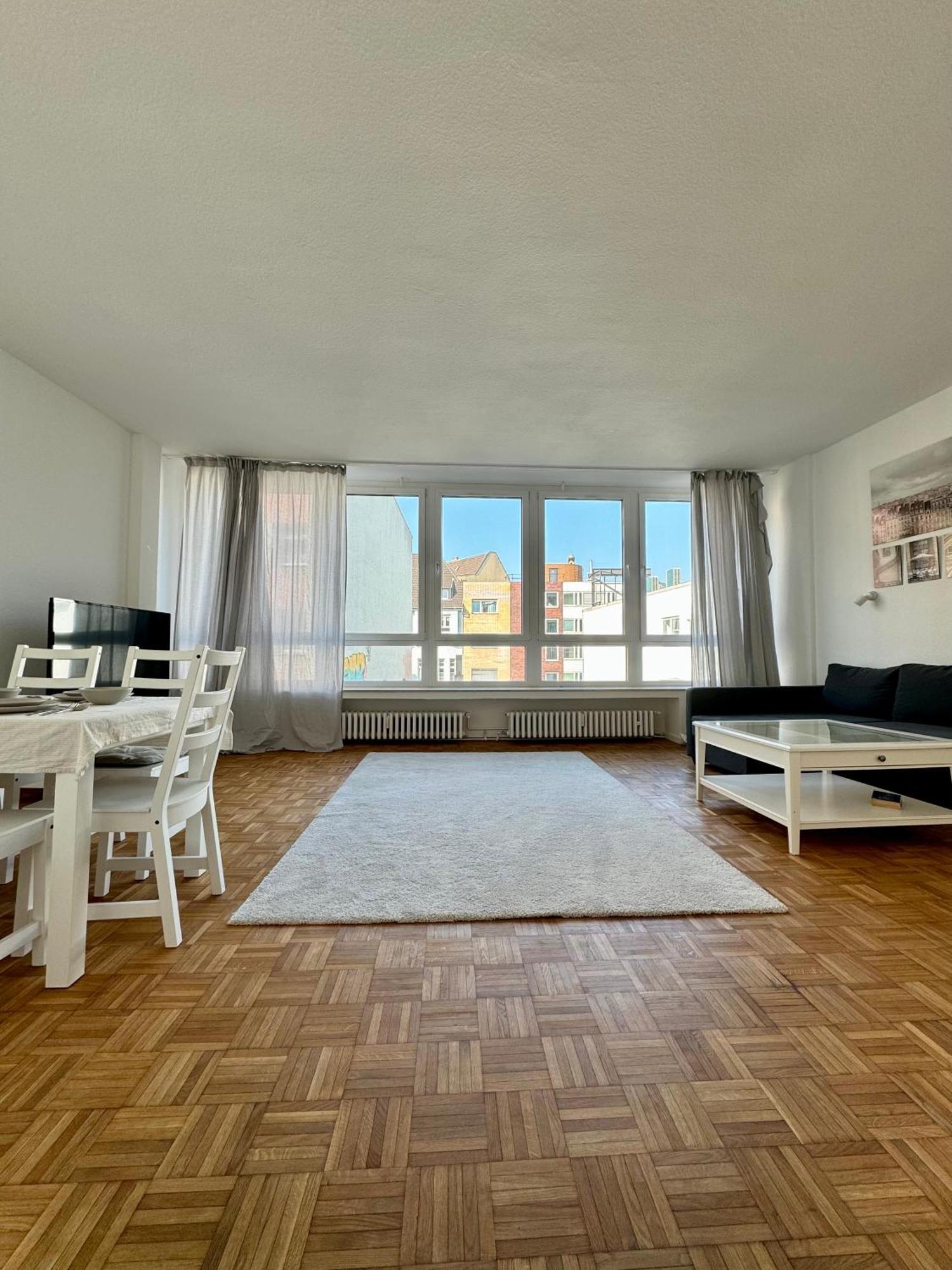 Modernes Duisburg-mitte Mit Balkon Apartment